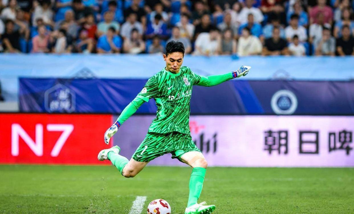 包含今晨国王杯焦点战，上海申花伤情更新，引发热议，控场能力受关注的词条