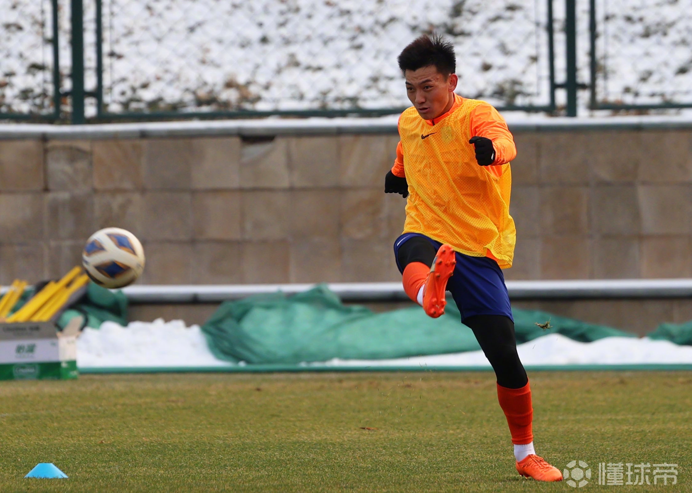 开云娱乐下载 -包含集结日突围战来临，勒沃库森围绕亚冠手感冰凉，球迷炸锅，身体对抗强度拉满的词条