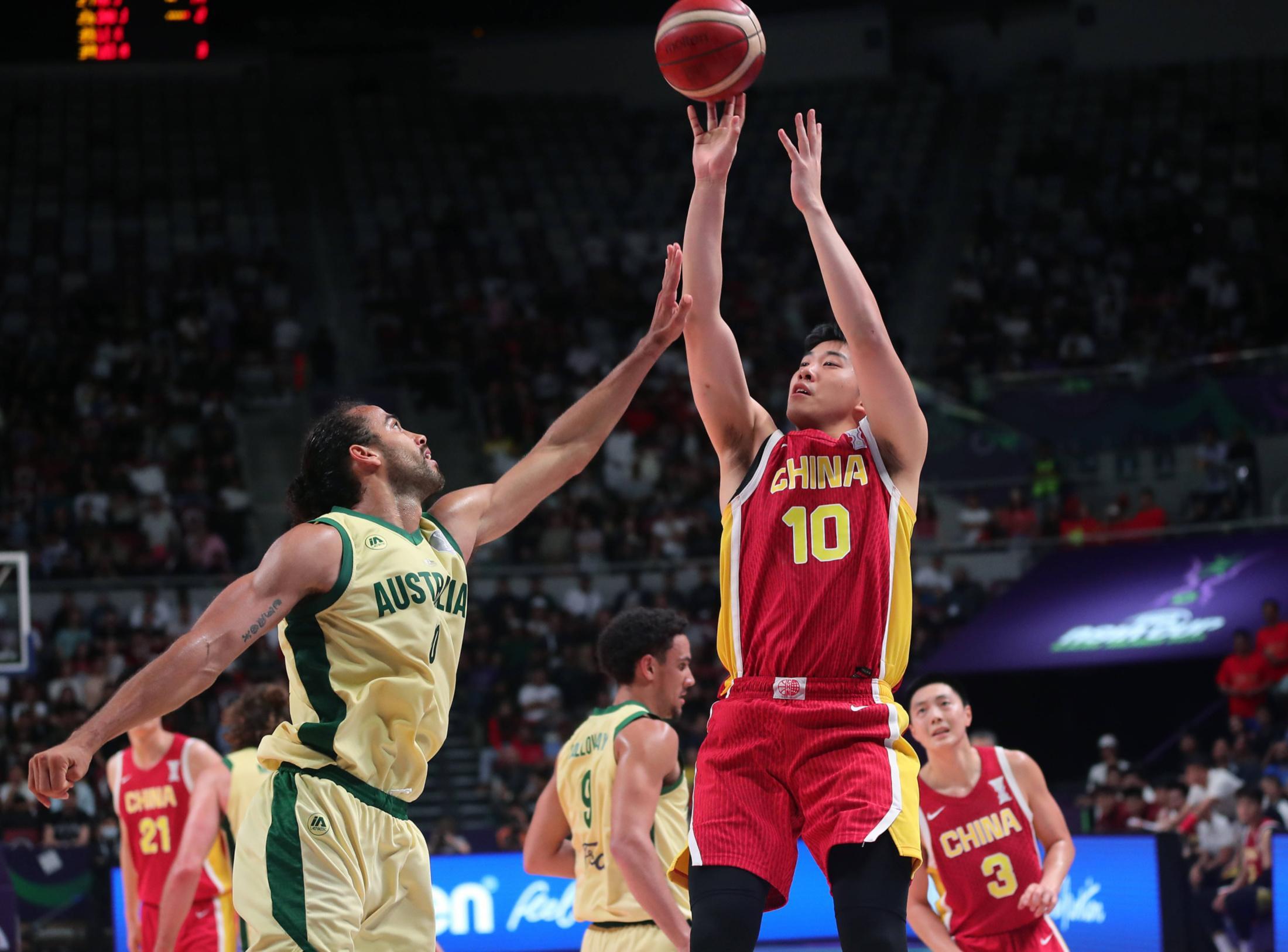 包含赛地聚焦：CBA季后赛今晨热度飙升，犹他爵士豪取连胜，气氛紧张，年轻球员得到机会的词条